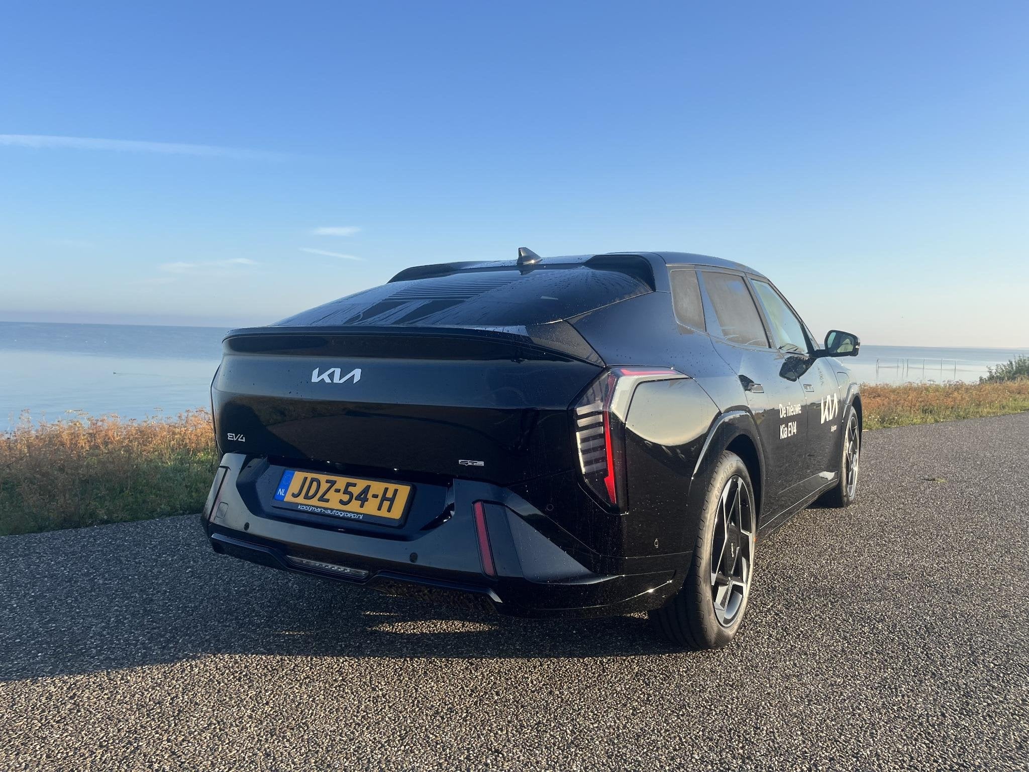 Kia EV4 GT-PlusLine 81.4 kWh Nu in de showroom! DEMO VOORDEE, Auto's, 81 kWh, Zwart, Origineel Nederlands, 584 km
