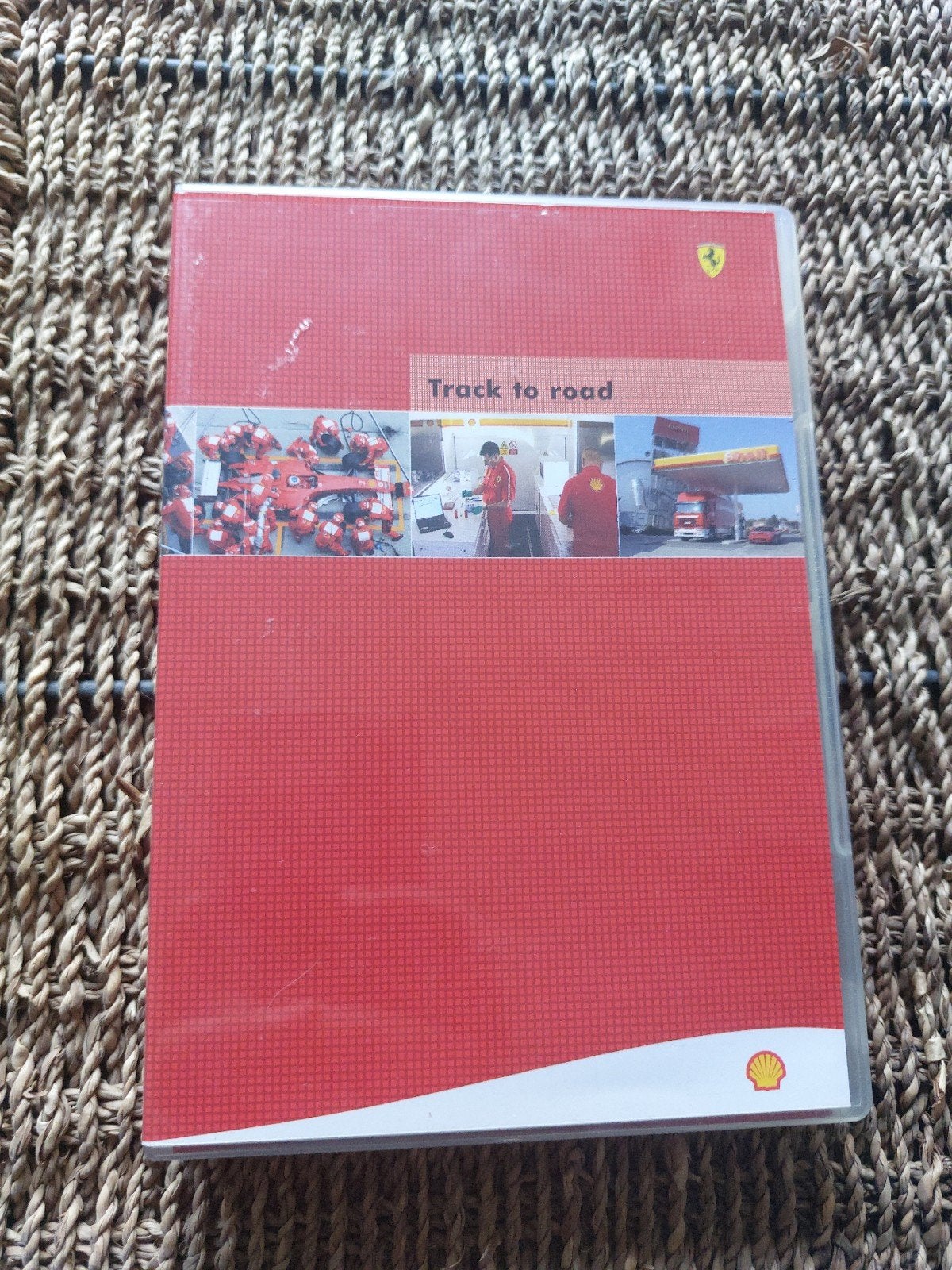 Ferrari Shell Track to Road DVD - Motorsport Documentaire, Verzamelen, Ophalen of Verzenden, Zo goed als nieuw, Formule 1