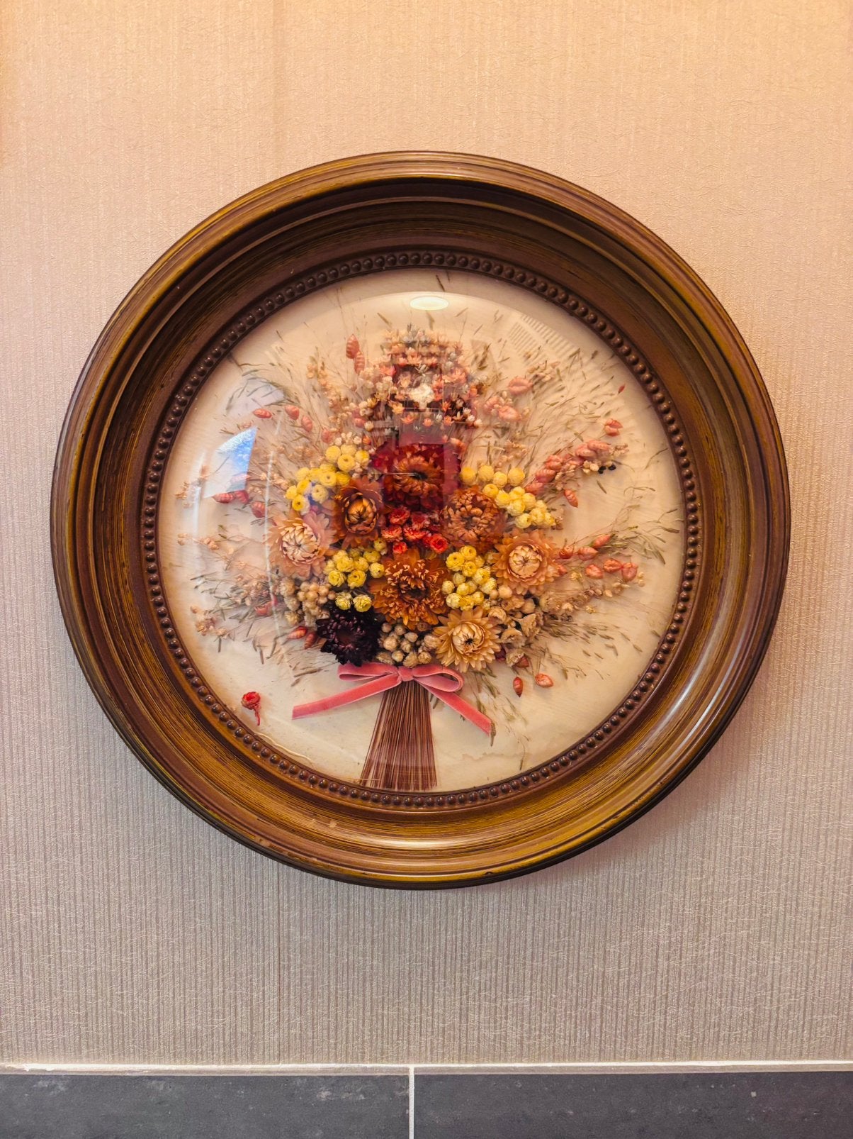 Prachtig Vintage Droogbloemen Medaillon met Bol Glas – 39 cm, Ophalen of Verzenden, Vintage, Achter glas, Bloemen
