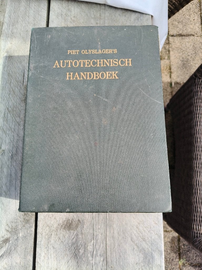 Piet Olyslagers autowerkplaats handboeken, Ophalen
