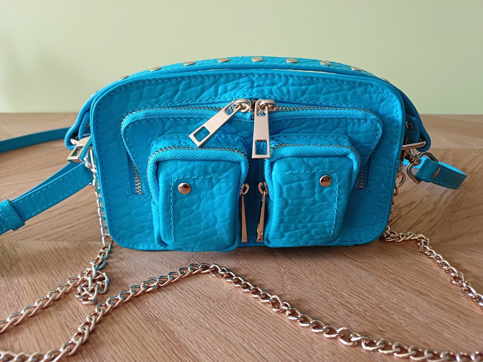 Nunoo leren turquoise tasje met ketting en studs, Ophalen of Verzenden, Nieuw, Blauw, Schoudertasje