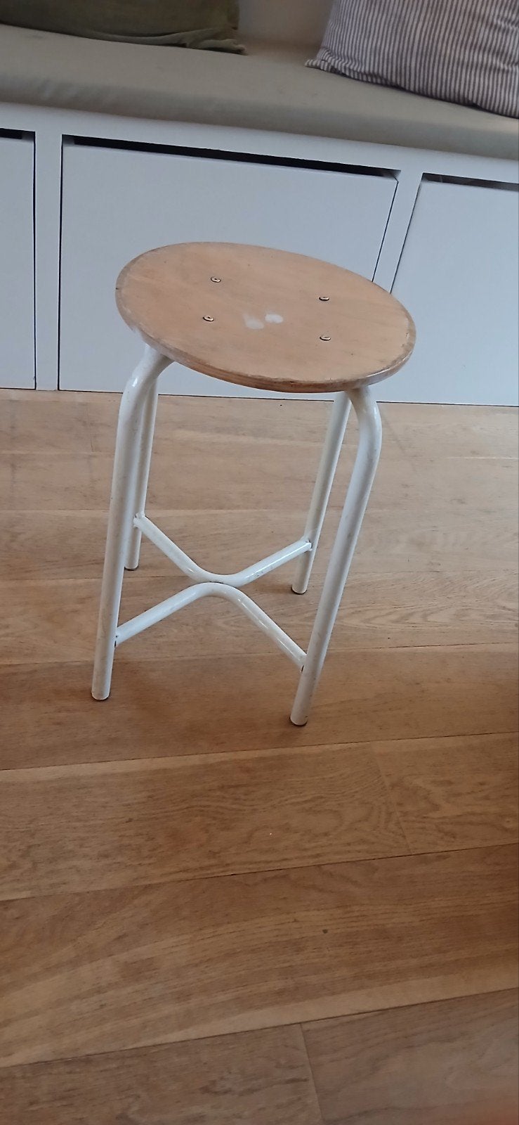 Mooie houten vintage kruk met wit metalen onderstel, Huis en Inrichting, Ophalen, Gebruikt, Hout