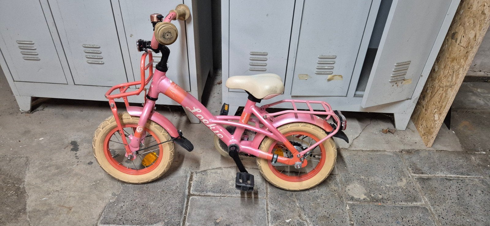 Roze 12 inch meisjes fiets met zijwieltjes en verlichting., Fietsen en Brommers, Fietsen | Kinderfietsjes, Ophalen, Terugtraprem