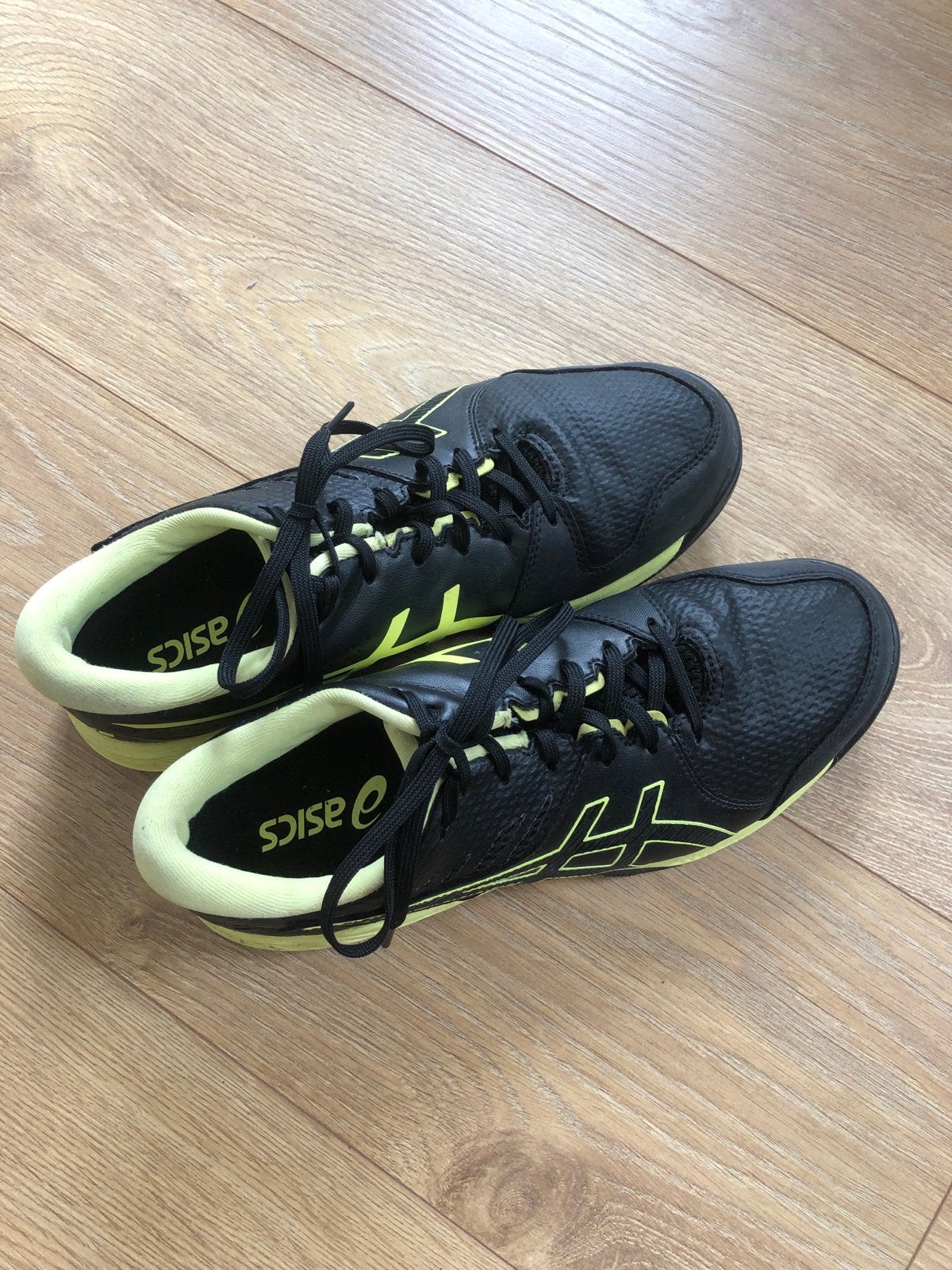 Asics hockeyschoenen zwart/geel - Maat 40.5, Ophalen of Verzenden, Zo goed als nieuw, Schoenen