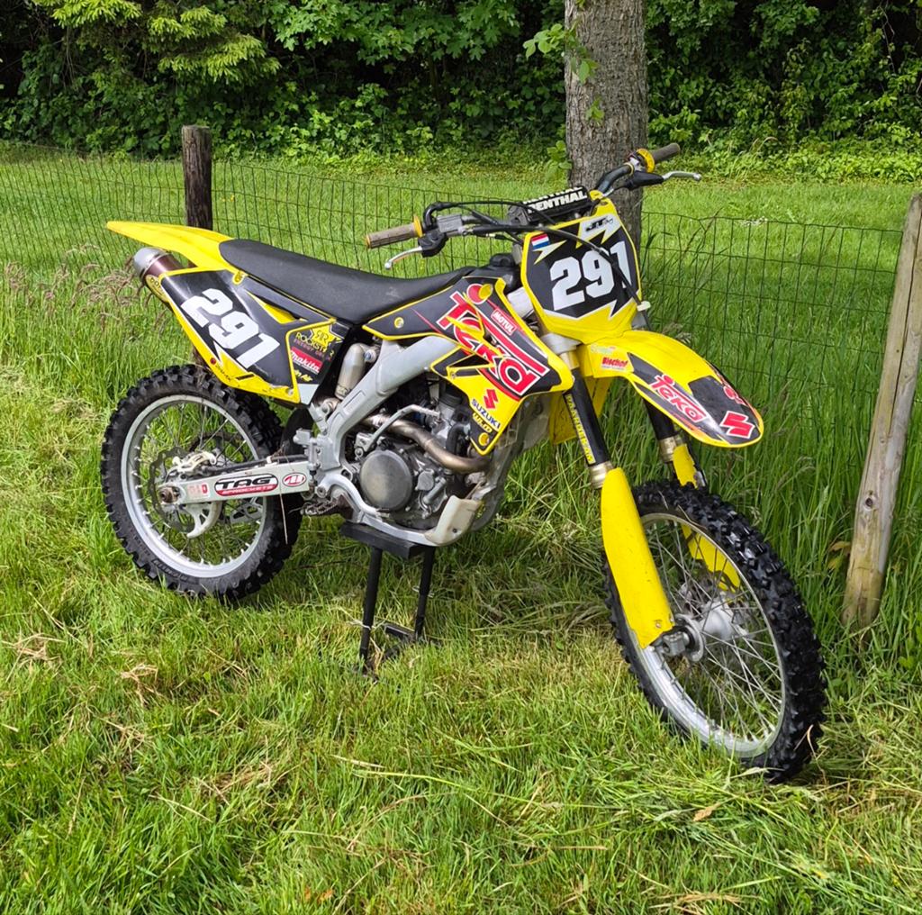 Nette Suzuki rmz250