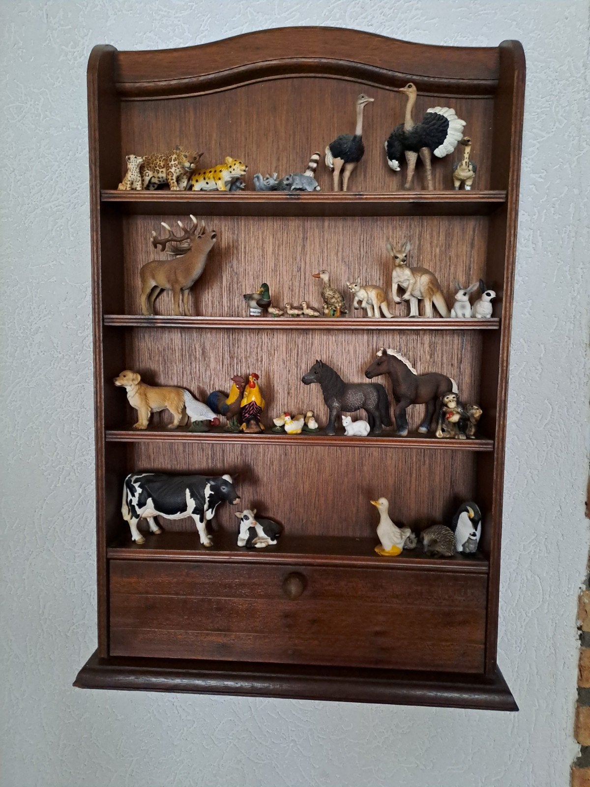 Verzameling diverse schleich dierenbeeldjes op houten plank, Ophalen of Verzenden, Zo goed als nieuw, Beeldje of Figuurtje