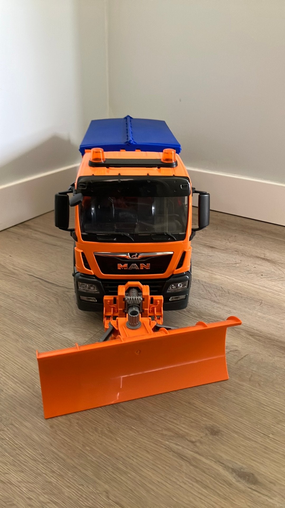 Brudervrachtwagen met sneeuwschuiver en strooier, Ophalen of Verzenden, Zo goed als nieuw