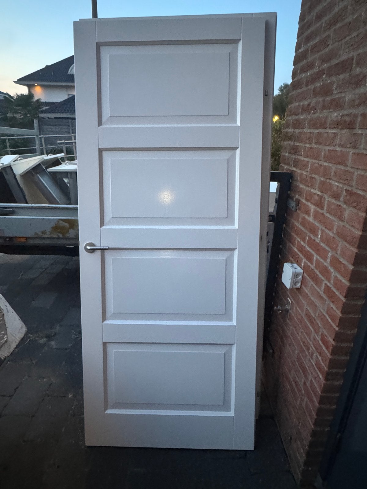 Witte binnendeur met panelen en deurbeslag, Ophalen, 80 tot 100 cm, Binnendeur, Zo goed als nieuw