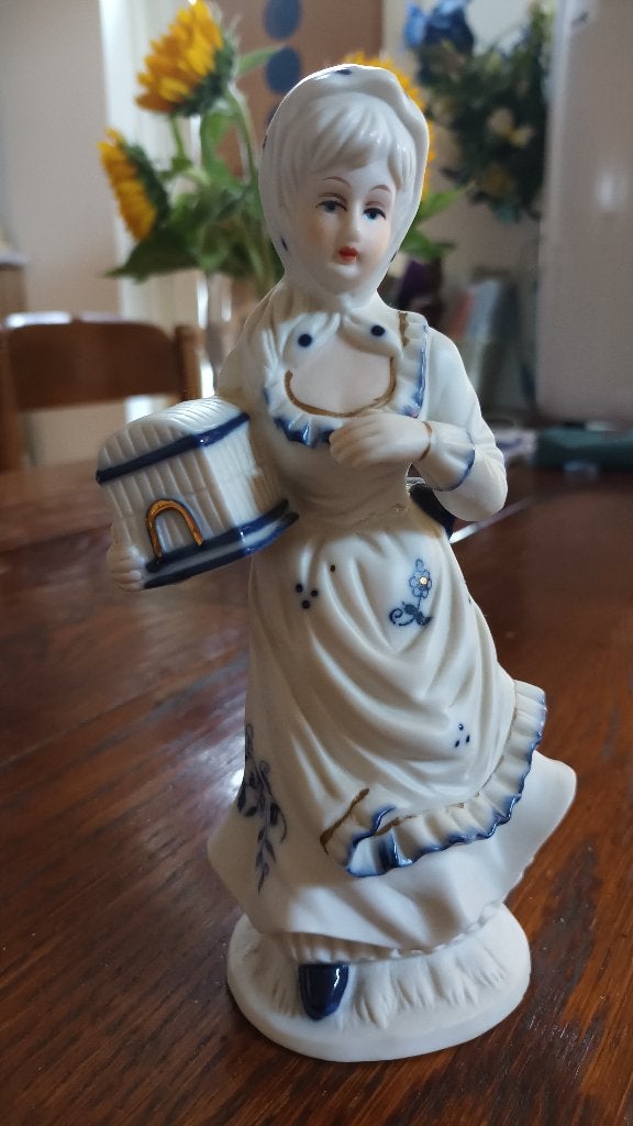 Porseleinen beeldje. Meisje met mandje. Biscuit, puntgaaf, Ophalen of Verzenden