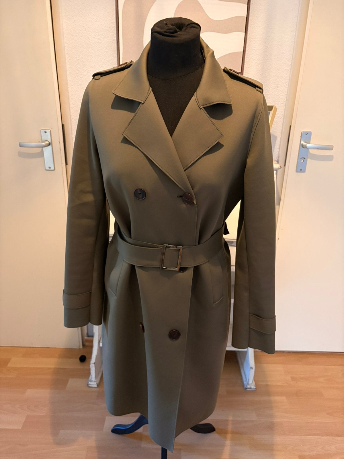 Ewooluzione mooie khaki kleur trenchcoat mt 42 NIEUW, Kleding | Dames, Ophalen of Verzenden, Nieuw, Maat 42/44 (L), Groen
