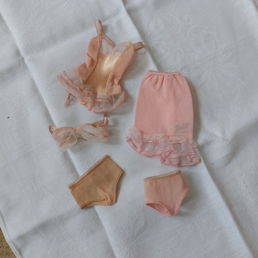 vintage Barbie #1655 Underfashions. mist de kousen., Ophalen of Verzenden, Gebruikt, Pop