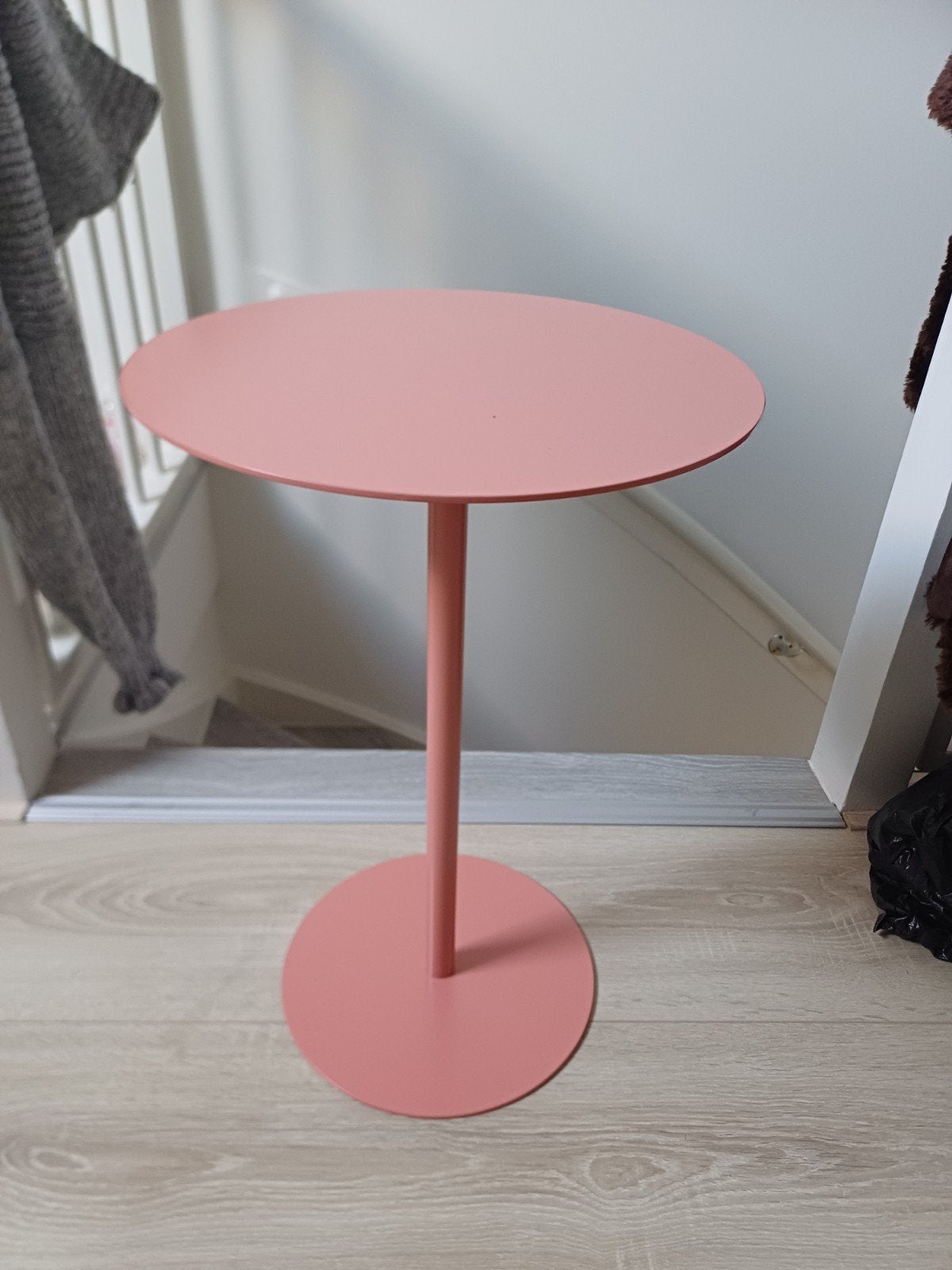 Roze bijzettafel - Zo goed als nieuw, Huis en Inrichting, Ophalen, Minder dan 45 cm, Minder dan 55 cm, Metaal of Aluminium