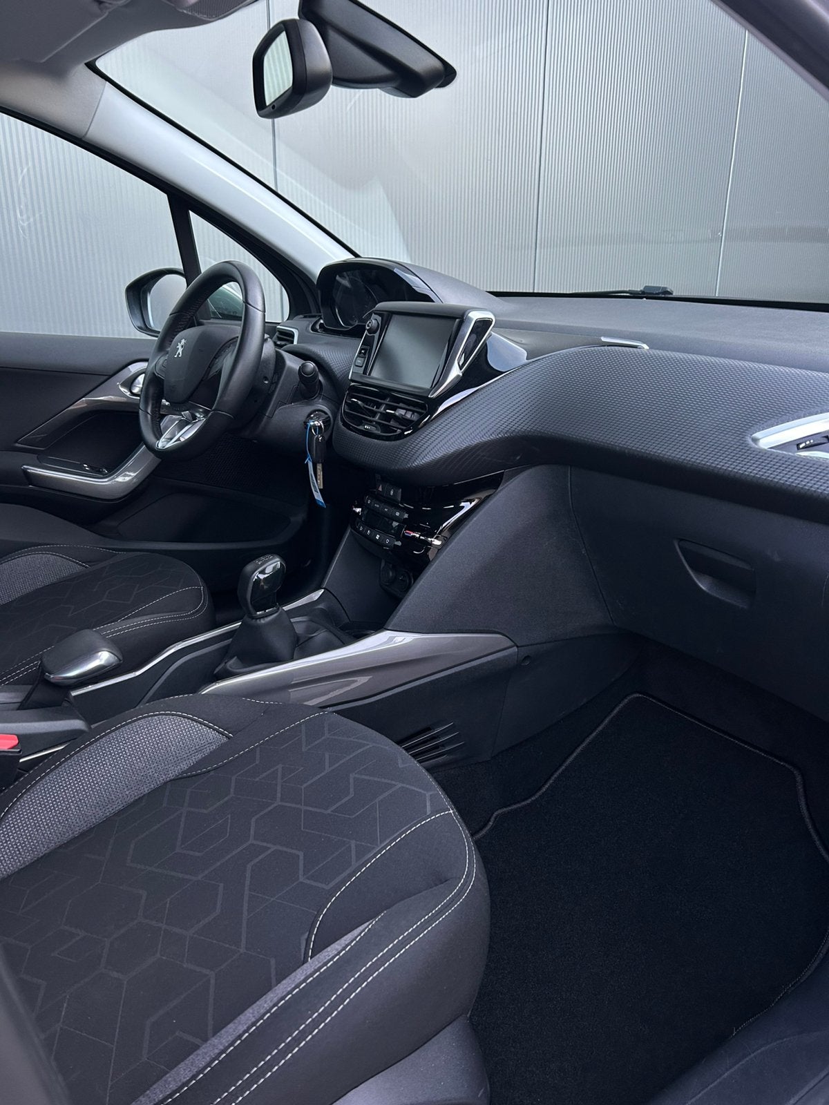 Foto 15 van Peugeot 2008 1.2 turbo 2018 Grijs pdc