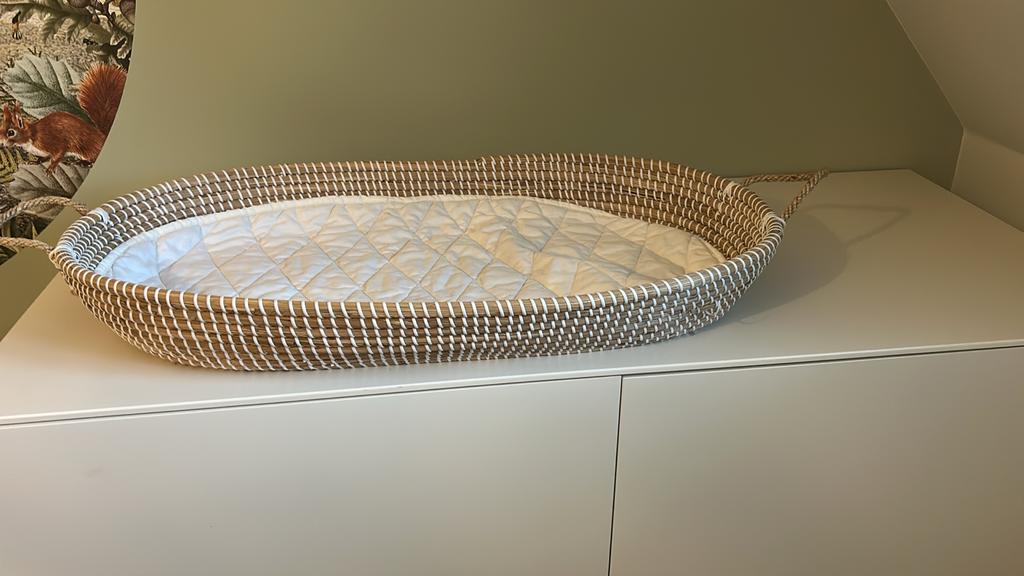 Mooie rieten wieg/verschoonmand met matrasje, Ophalen of Verzenden, Zo goed als nieuw