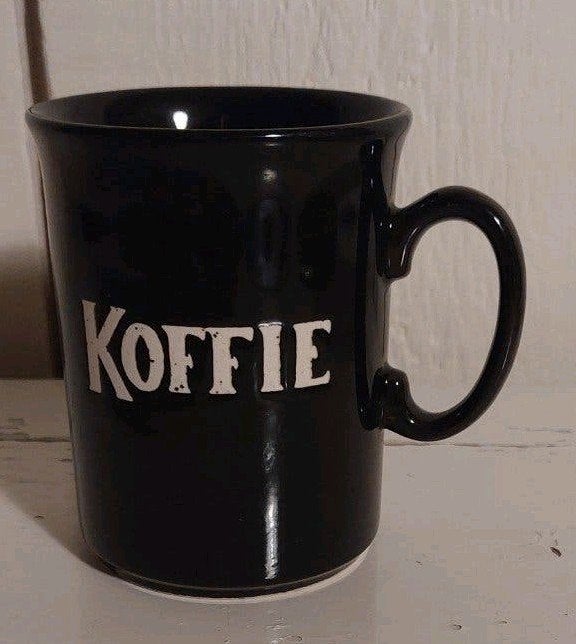 zwarte vintage mok Engeland drinkbeker " Just mugs " England, Ophalen of Verzenden, Overige stijlen, Kop(pen) en/of Schotel(s)