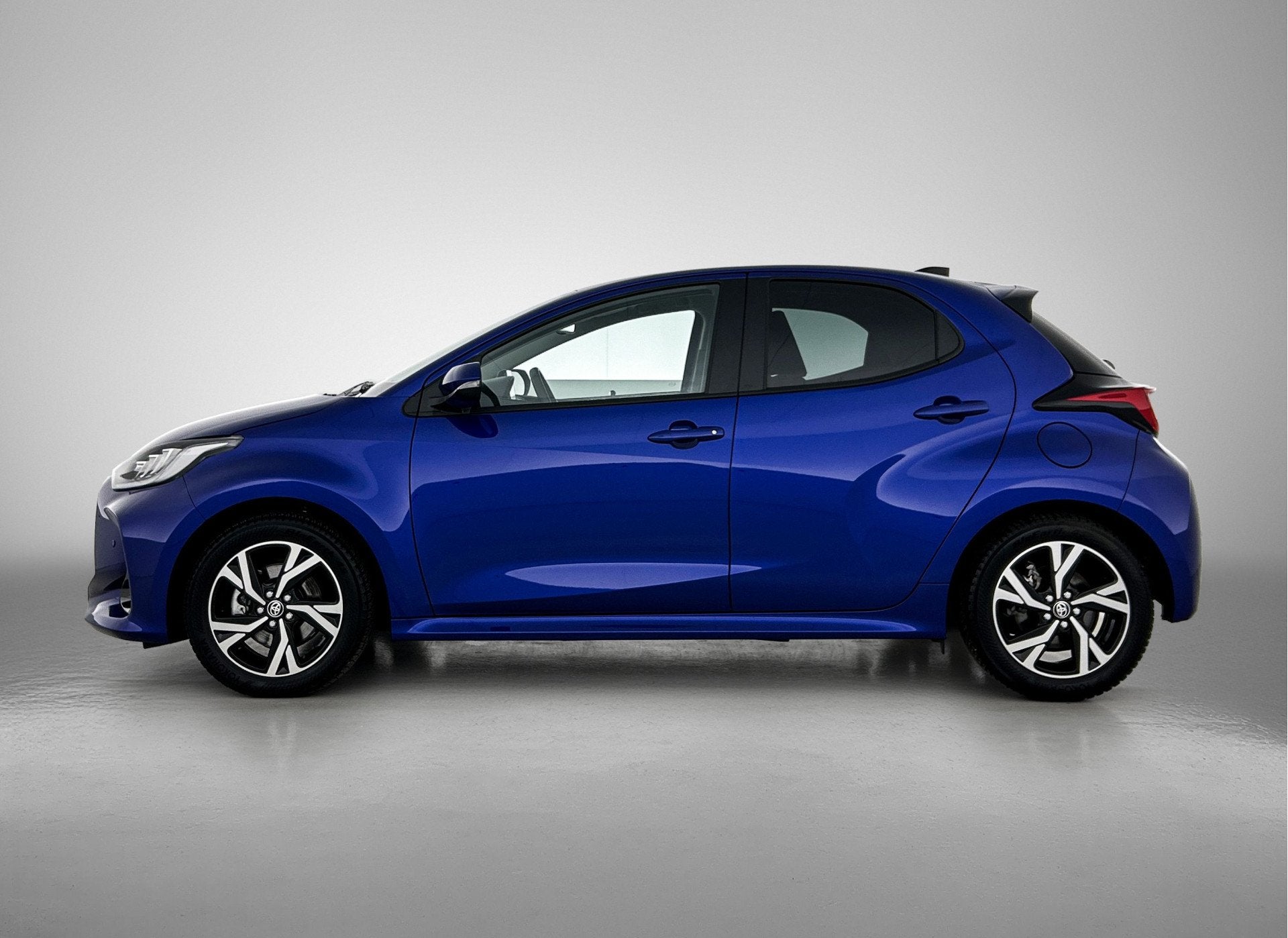 Toyota Yaris 1.5 Hybrid 115 Dynamic Comfort Pack | NL dealer, Gebruikt, Blauw, Hybride Elektrisch/Benzine, 3 cilinders