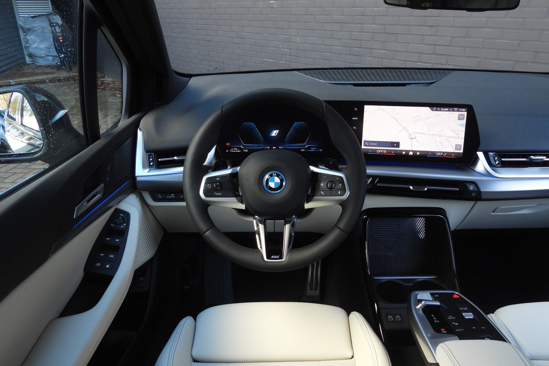 BMW 2 Serie Active Tourer 225e xDrive M Sport Automaat / Spo, Auto's, Automaat, Dealer onderhouden, 1800 kg, Zwart