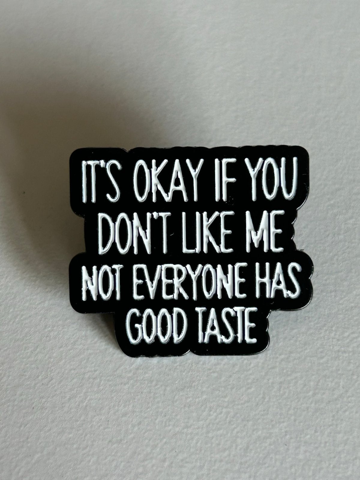 Grappige Pin: 'IT'S OKAY IF YOU DON'T LIKE ME', Ophalen of Verzenden, Nieuw, Overige onderwerpen, Speldje of Pin