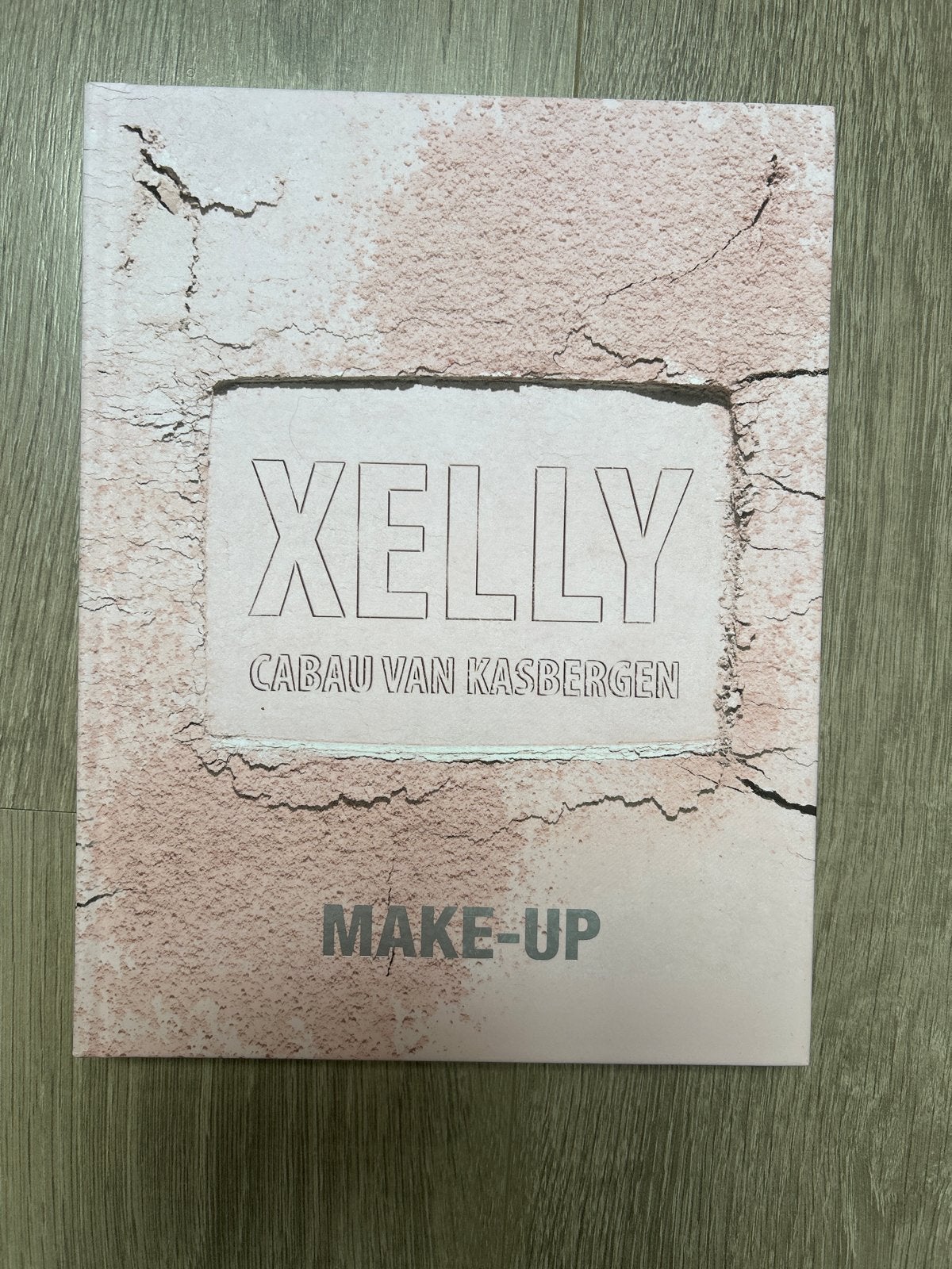 Xelly Cabau van Kasbergen - Make-up boek met tips & tricks, Ophalen of Verzenden, Zo goed als nieuw, Overige onderwerpen