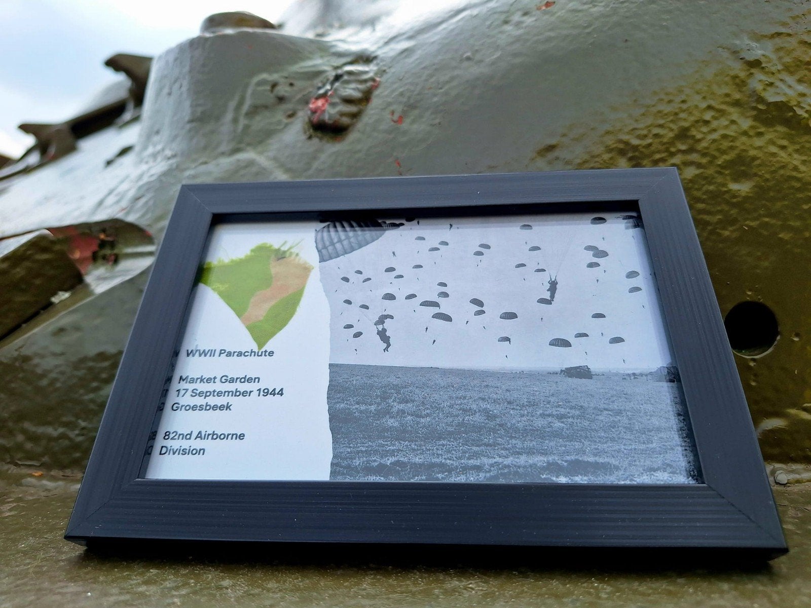 Herdenkingslijst Market Garden 1944 met stukje parachute, Ophalen of Verzenden, Luchtmacht, Nederland, Hulzen of Bodemvondsten