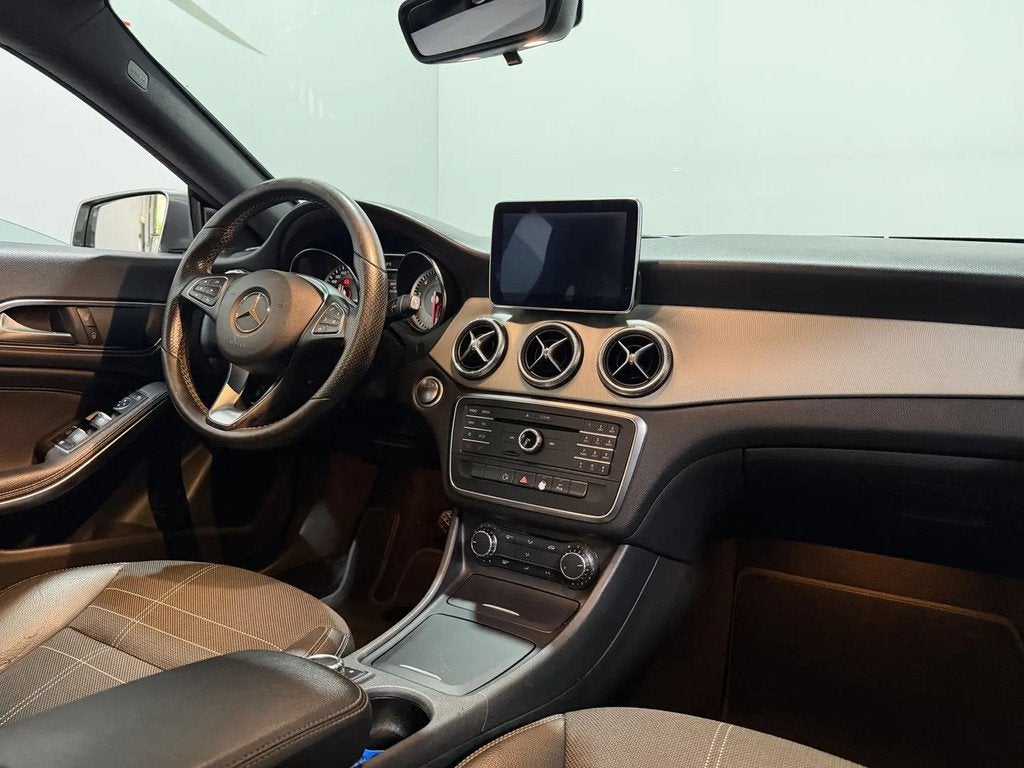 Mercedes-Benz CLA-Klasse 180 Ambition € 14.945,00, Automaat, Gebruikt, 4 cilinders, 715 kg