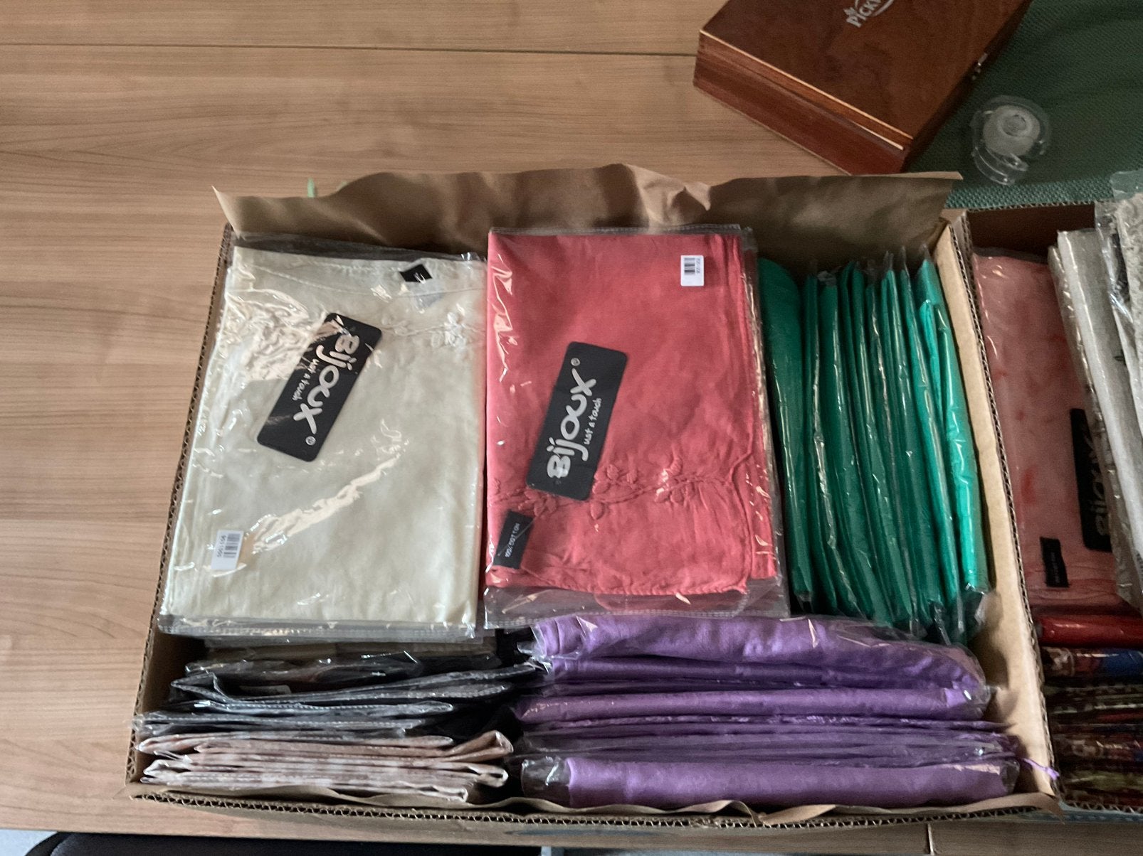 Ruim 150 sjaals merk Bijoux, Ophalen, Nieuw, Sjaal