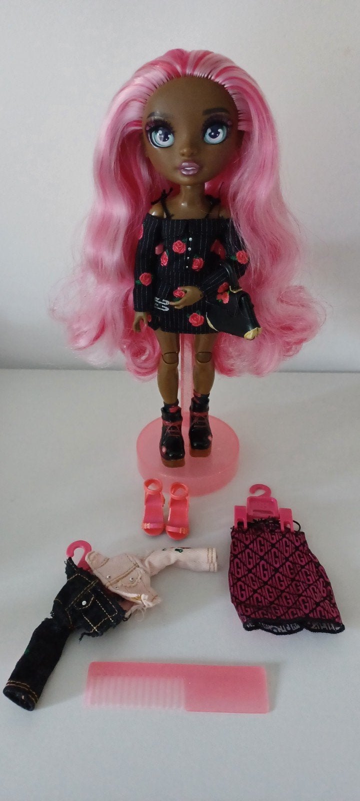 Rainbow High pop met roze haar en extra kleding, Kinderen en Baby's, Ophalen of Verzenden, Zo goed als nieuw, Overige typen