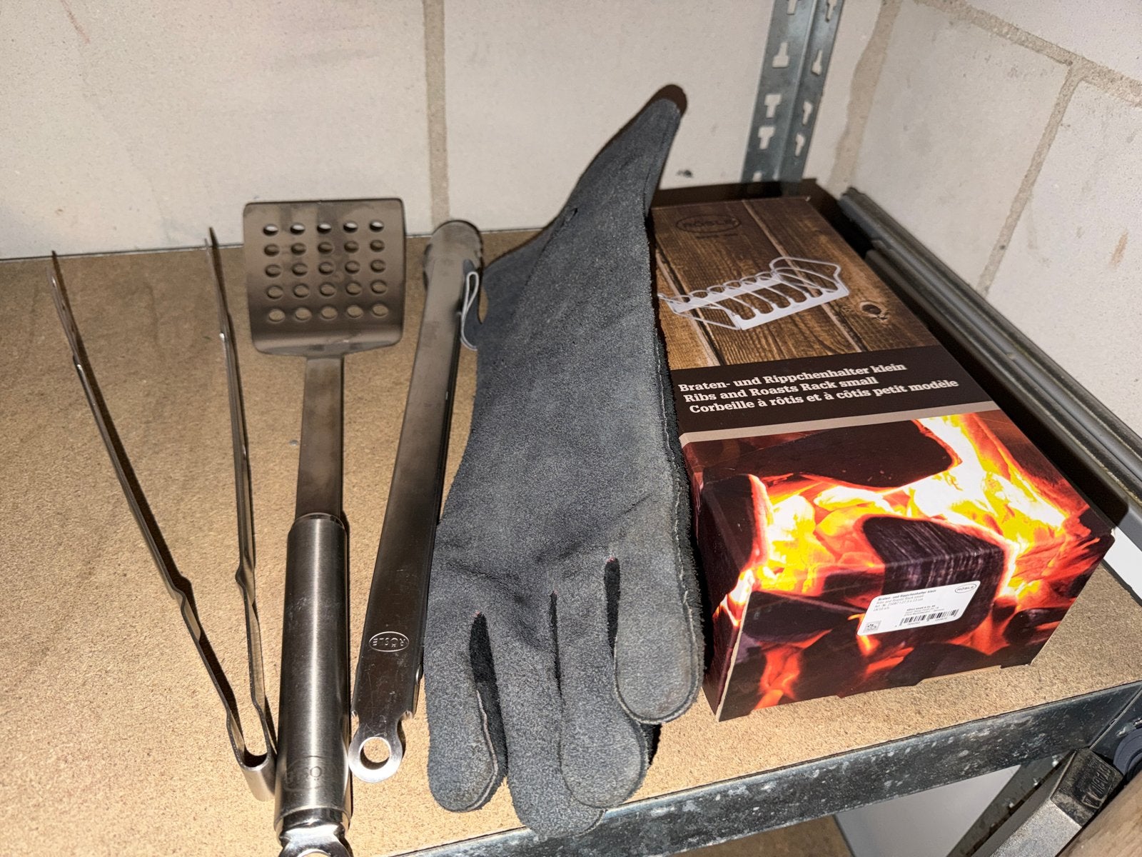 BBQ spullen: tang, spatel, handschoen en ribrekje, Ophalen, Gebruikt