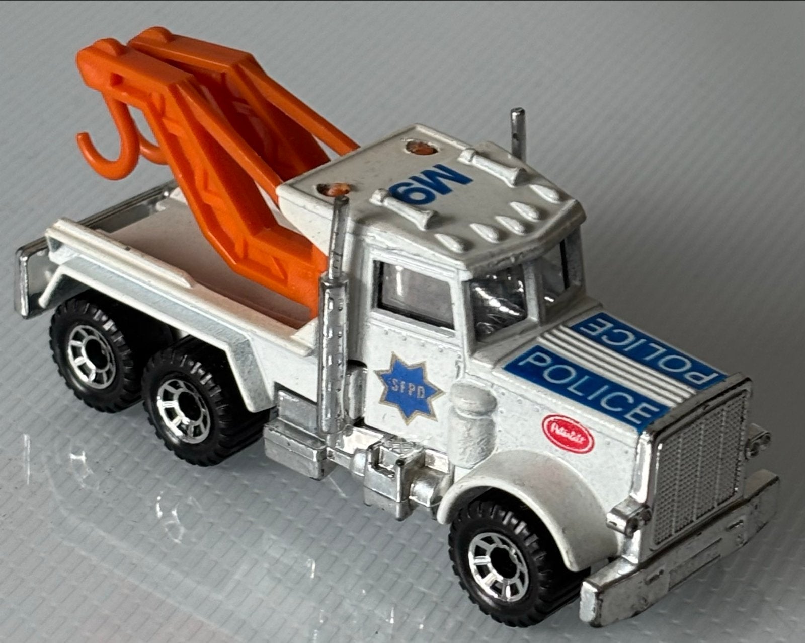 Matchbox Peterbilt Police Takelwagen 1:80 Nieuwstaat, Ophalen of Verzenden, Nieuw, Bus of Vrachtwagen