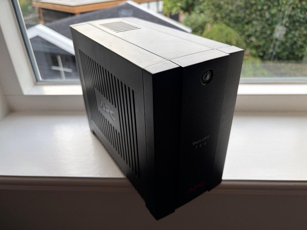 APC Back-UPS 700VA UPS - Noodstroomvoeding, Ophalen of Verzenden, Zo goed als nieuw