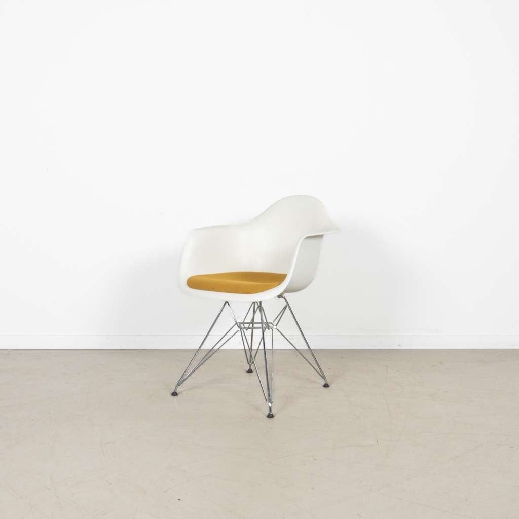 2x Vitra Eames DAR Stoel Wit/Geel Kunststof/Stof - Chroom, Niet ingevuld, Twee, Stof, Wit
