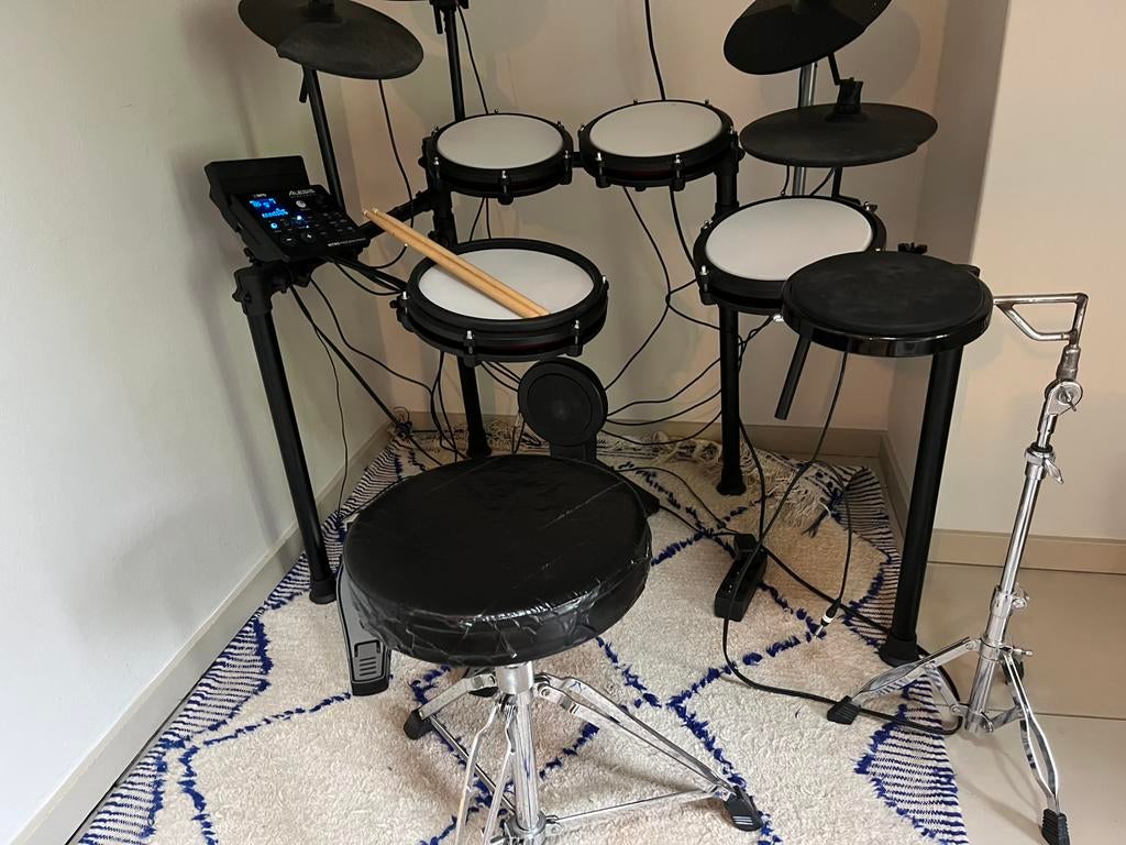Alesis drum kit met extra cymbal en extra tom, Muziek en Instrumenten, Drumstellen en Slagwerk, Ophalen, Zo goed als nieuw, Overige merken