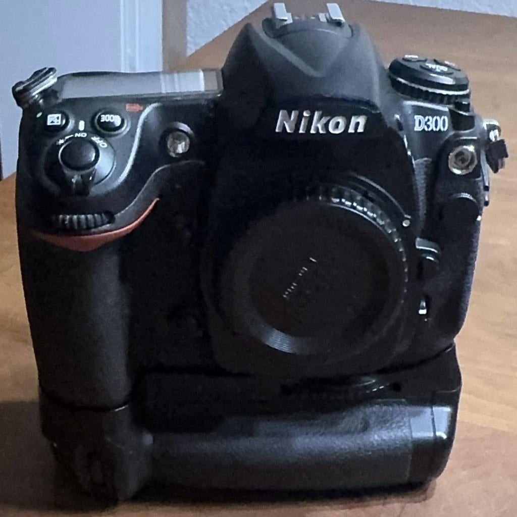 Nikon D300 + MB-D10, Audio, Tv en Foto, Fotocamera's Digitaal, Gebruikt, Ophalen of Verzenden, Nikon, Geen optische zoom