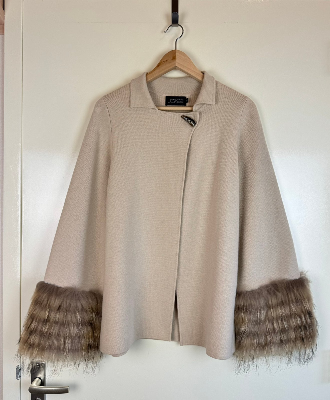 MR&MRS JONES 100% Cashmere Knit Coat Racoon Fur Sleeve Trim, Maat 38/40 (M), Beige, Ophalen of Verzenden, Zo goed als nieuw