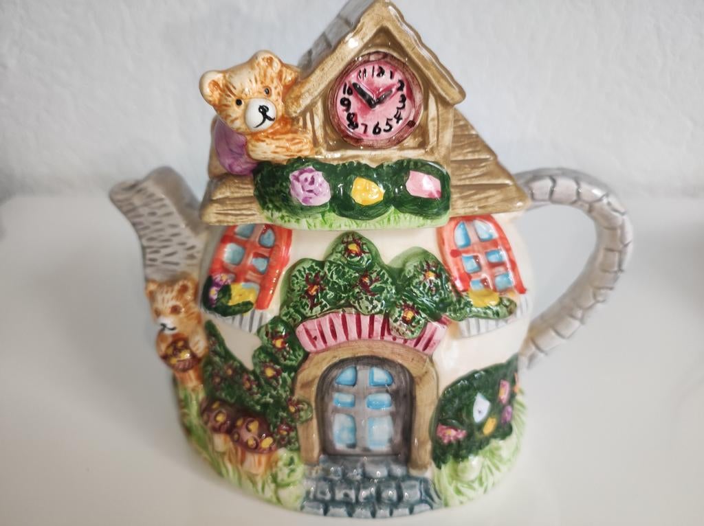 Unieke theepot in de vorm van een huisje met teddyberen, Ophalen of Verzenden