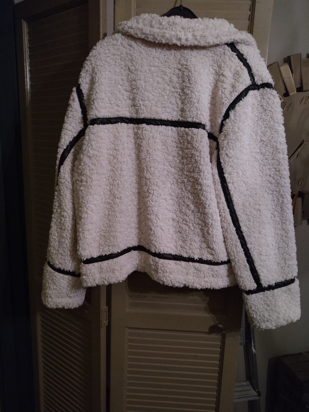 Witte teddy jas met zwarte accenten - Maat 40, Studio, Wit, Nieuw, Ophalen