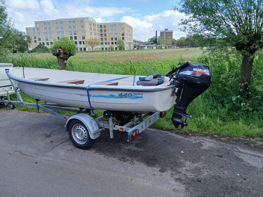 Te koop terry 440 5 persoons familie tour vis boot, Watersport en Boten, Ophalen, Trailer