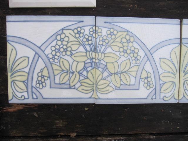 26 jugendstil wandtegels in relief blauw/lichtgeel tubeline