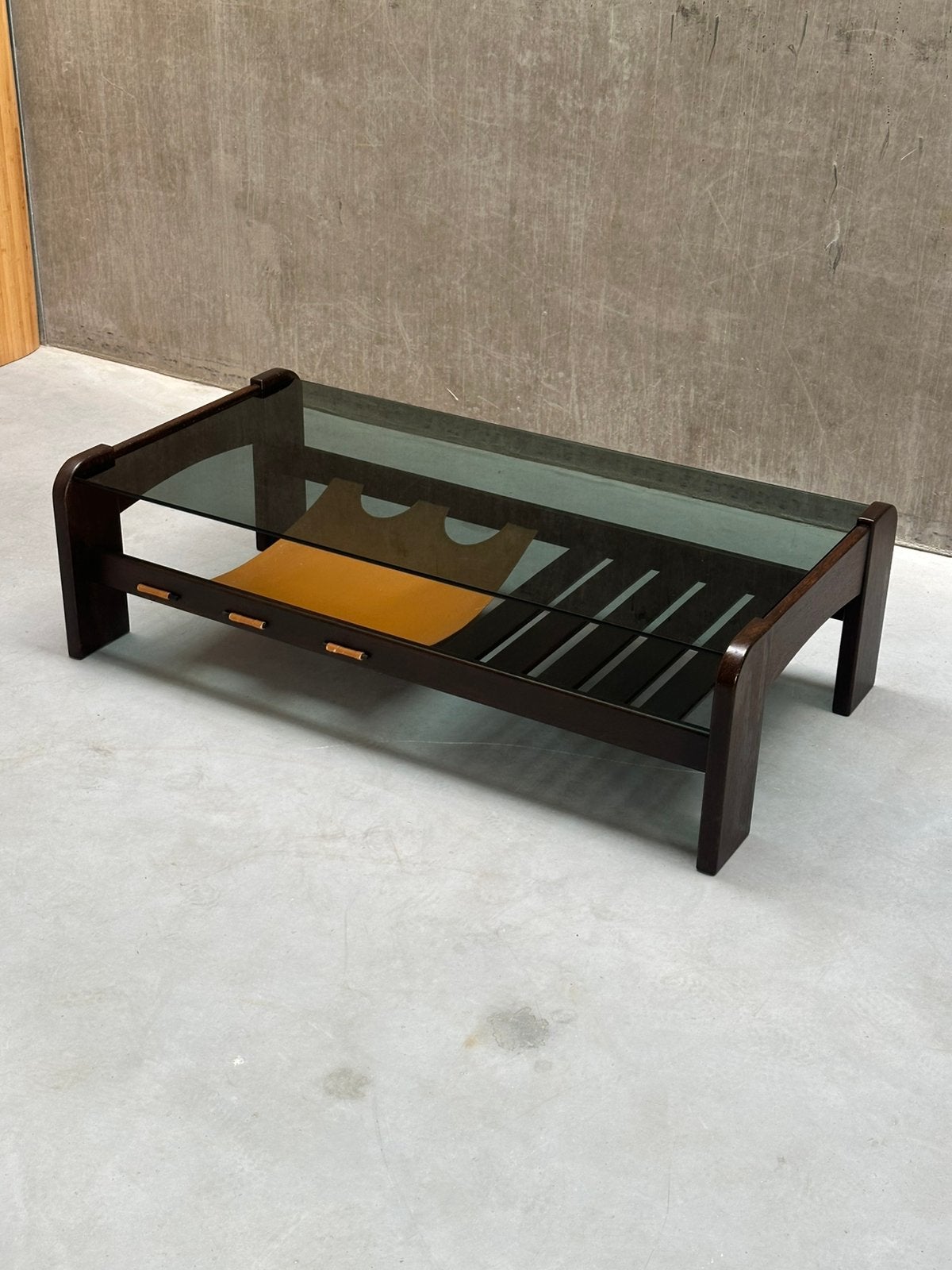 Mid-Century salontafel van Wengé hout met gerookt glas, Ophalen, X, 75 cm of meer, Rechthoekig