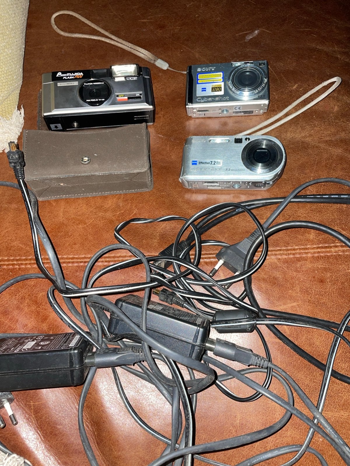 Diverse compactcamera's en accessoires, Audio, Tv en Foto, Gebruikt, Oplader, Ophalen of Verzenden, Compactcamera