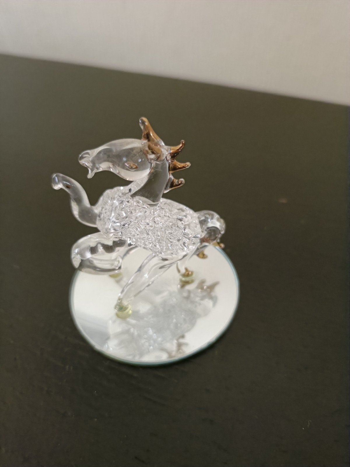 Elegant glazen paardenbeeldje op spiegel (6 cm) – Goudaccent, Ophalen, Zo goed als nieuw, Figuurtje