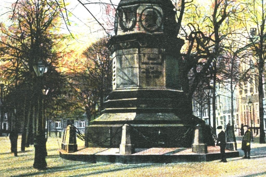 940668	s Gravenhage	Monument	1904	Gelopen, Ophalen of Verzenden, Voor 1920, Gelopen, Zuid-Holland