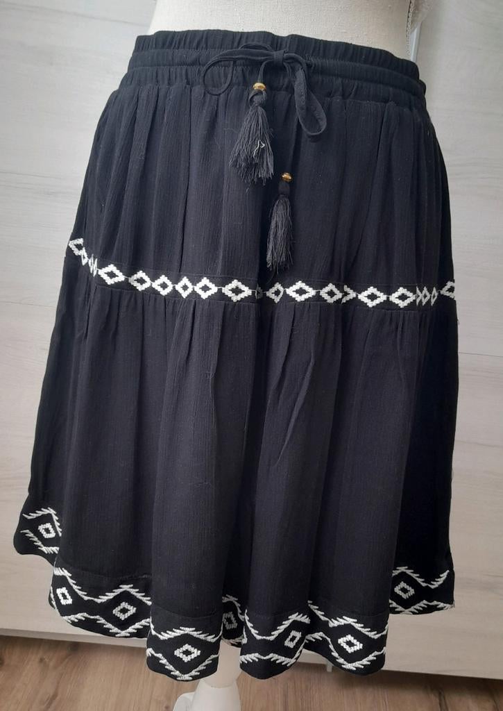 Zwarte rok met borduursel Wibra Ladies Fashion maat 40., Maat 38/40 (M), Zwart, Nieuw, Ophalen of Verzenden