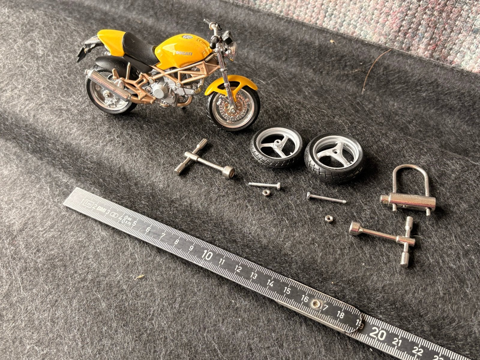 Ducati Monster 900 schaalmodel - Geel, Overige merken, 1:32 tot 1:50, Overige typen, Ophalen of Verzenden