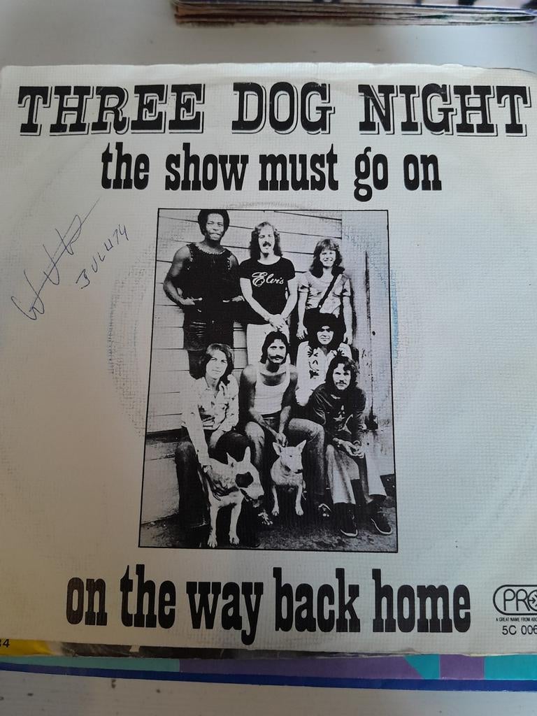 Three dog night 7 inch the show must go on, Ophalen of Verzenden, Zo goed als nieuw, Pop
