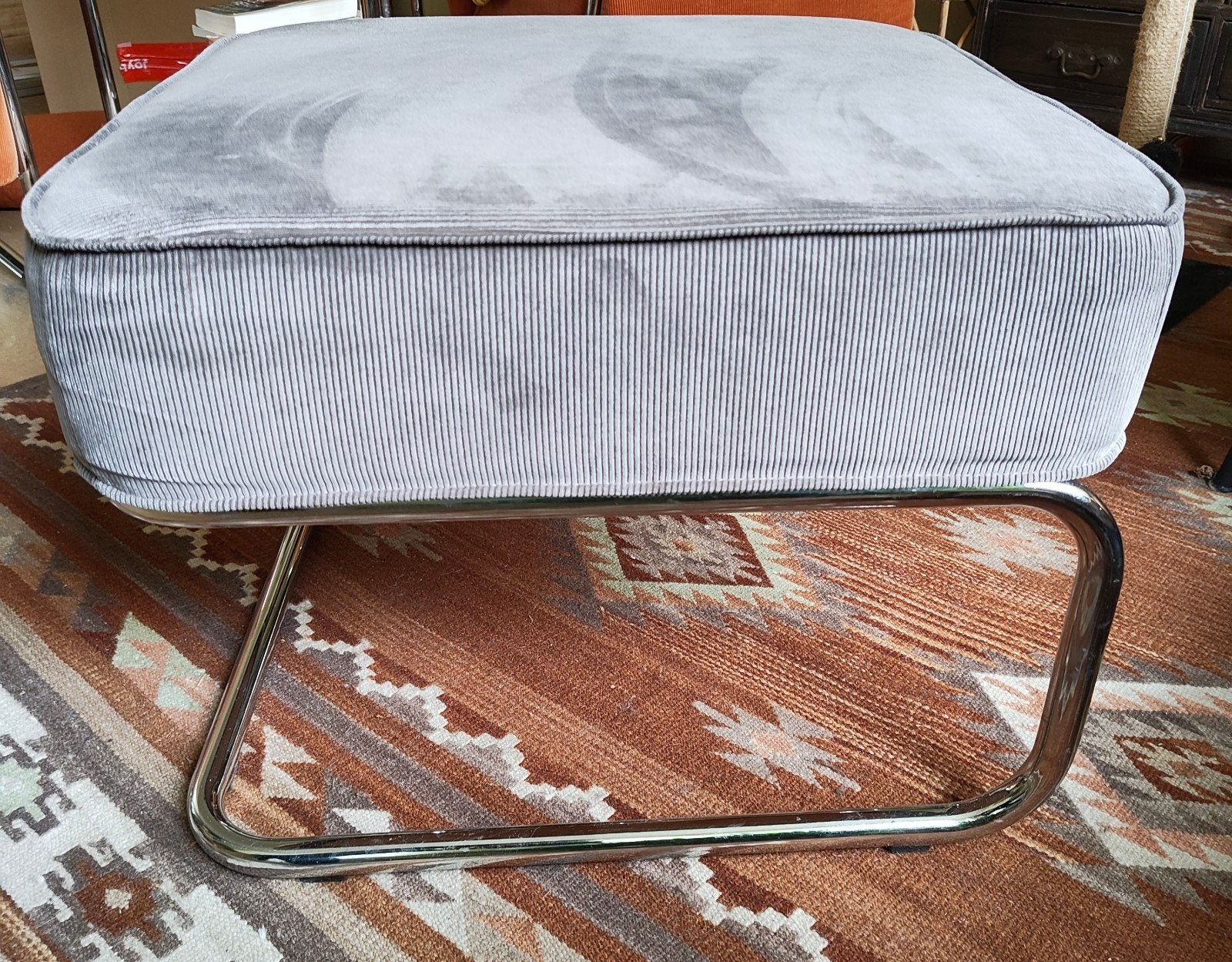 ZUIVER Ridge hocker in grijze ribstof, Ophalen, Zo goed als nieuw, Vierkant, 50 tot 75 cm