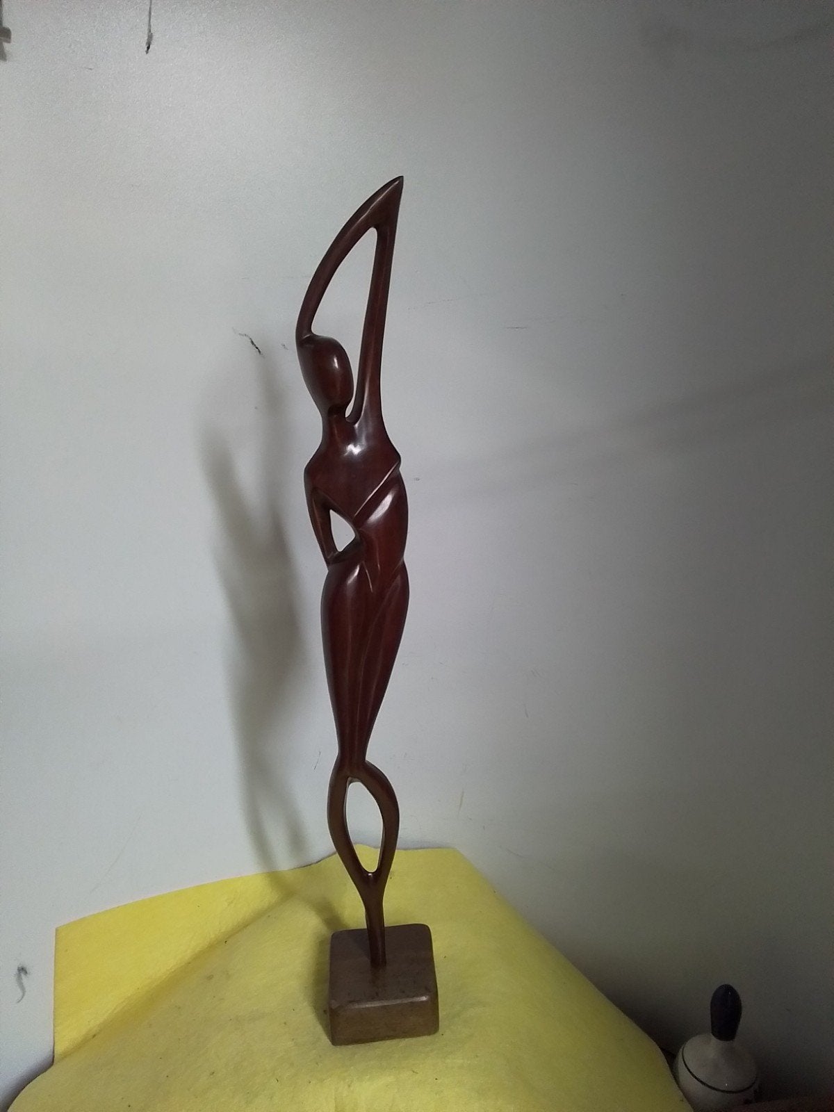 15702) mooi Abstract houten Sculptuur hoog 53cm Danseres/bal, Antiek en Kunst, Kunst | Beelden en Houtsnijwerken, Ophalen of Verzenden