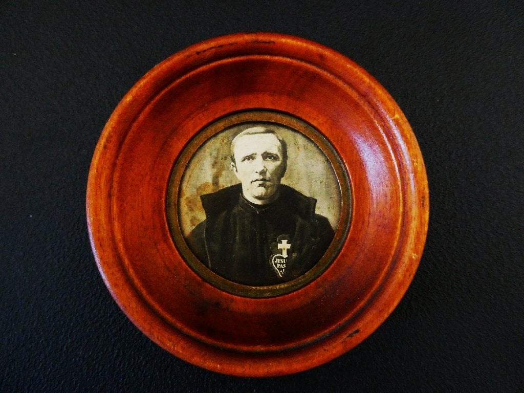 Een rond houten lijstje met een portret van Broeder Isidoor, Ophalen of Verzenden