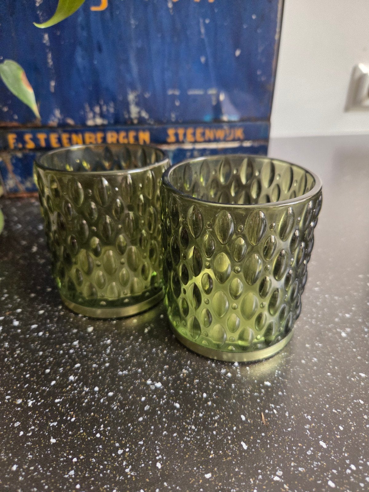 Set van 2 groene waxinelichthouders van glas en metaal, Overige merken, Waxinelichthouder, Ophalen of Verzenden, Groen
