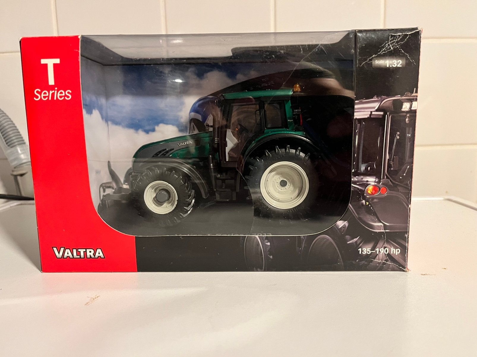 Valtra T163 Groen UH 1/32, Ophalen of Verzenden, Zo goed als nieuw, Tractor of Landbouw, Universal Hobbies